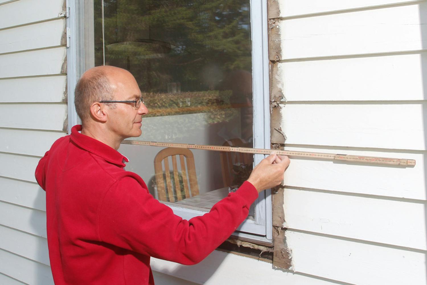 Foderna runt fönstret har tagits bort så att det går att ta ett exakt mått. Foderna runt fönstret har tagits bort så att det går att ta ett exakt mått.